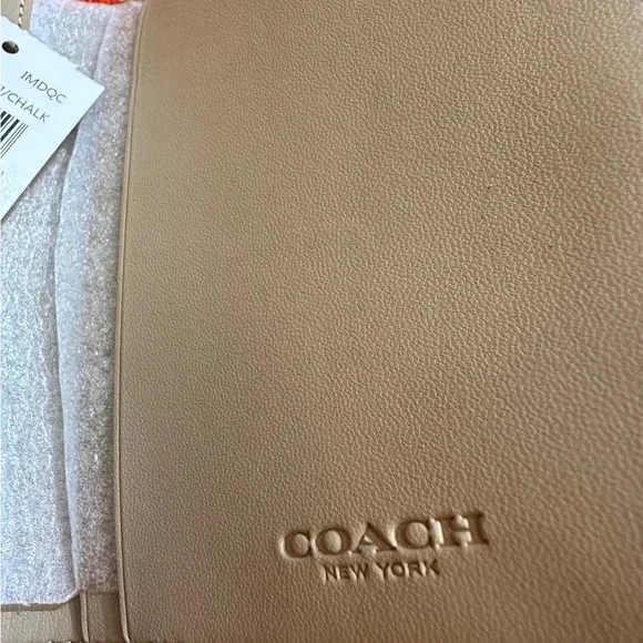 ❤️❤️❤️NWT Coach passport bag/case/cover in signature monogram canvas ❤️❤… - Picture 11 of 11